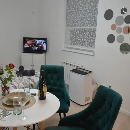 Tower 21 New And Unique شقة